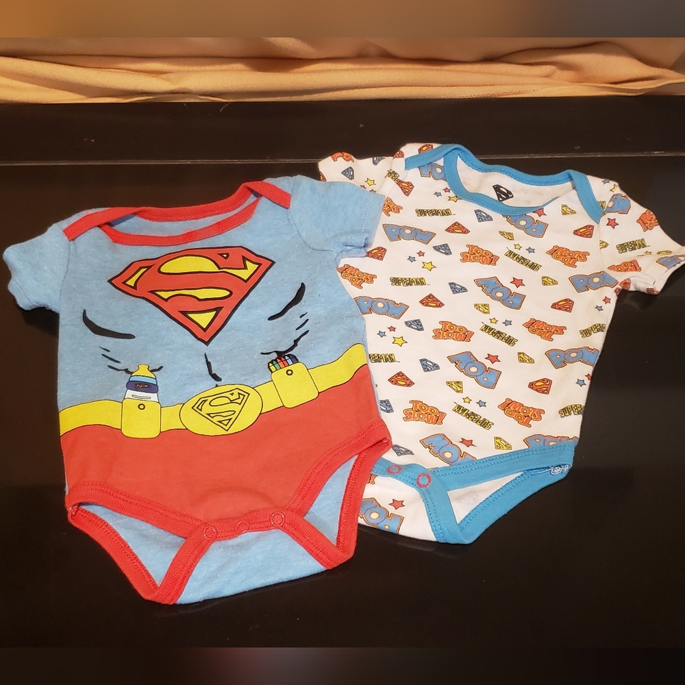 🦖Comic Strip Style Superman & Logo Onesie Bundle NWOT🦖